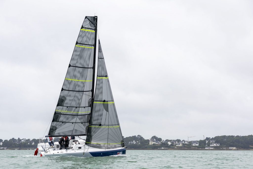 Jeanneau Sun Fast 30 sailing 